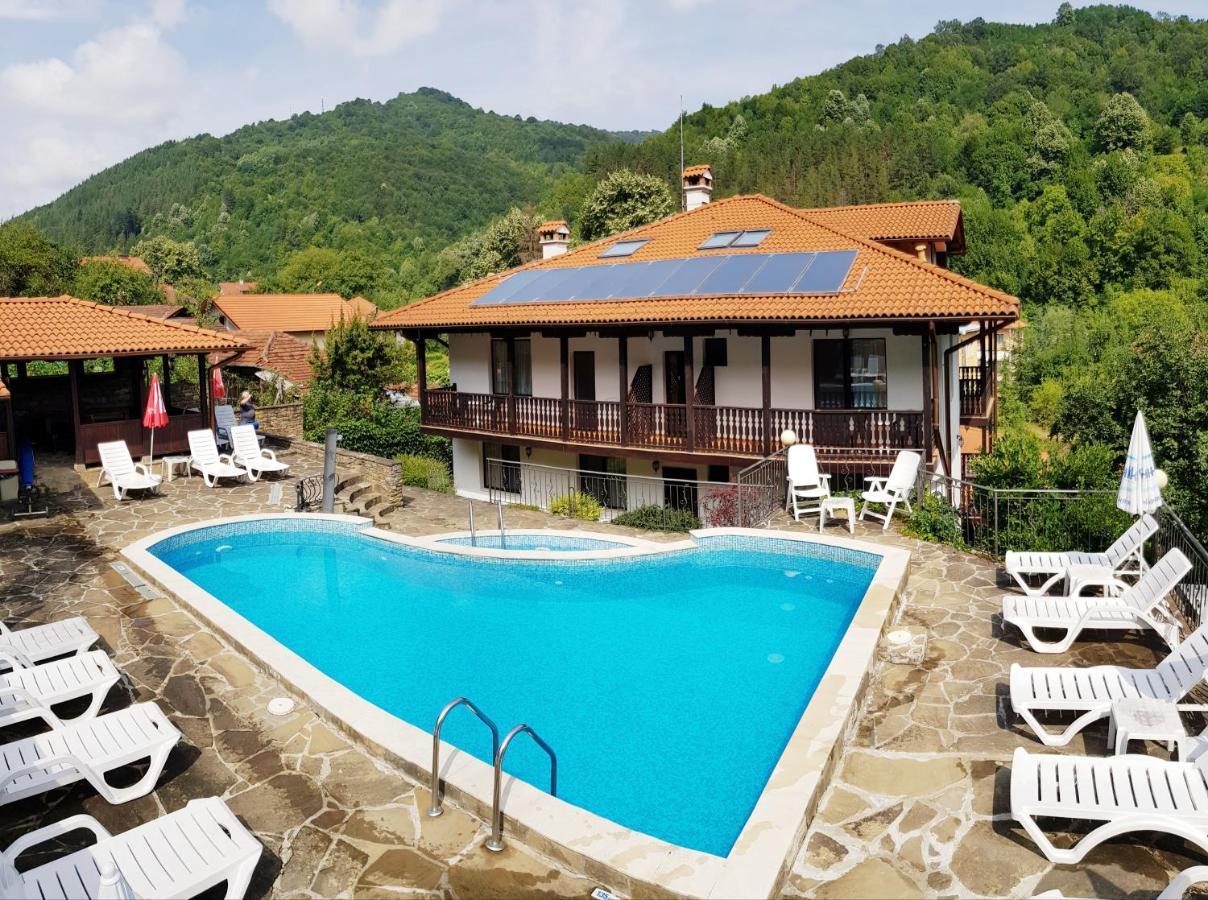 Family Hotel Chiflik Hills 外观 照片
