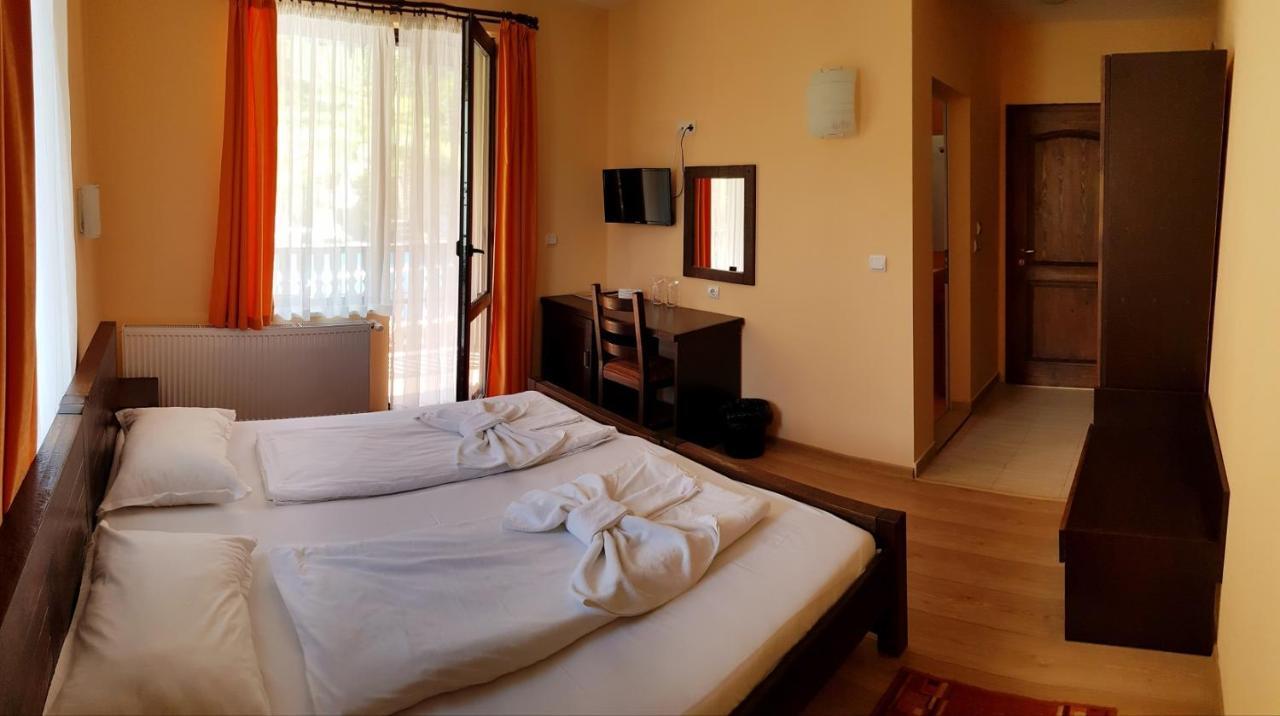 Family Hotel Chiflik Hills 外观 照片