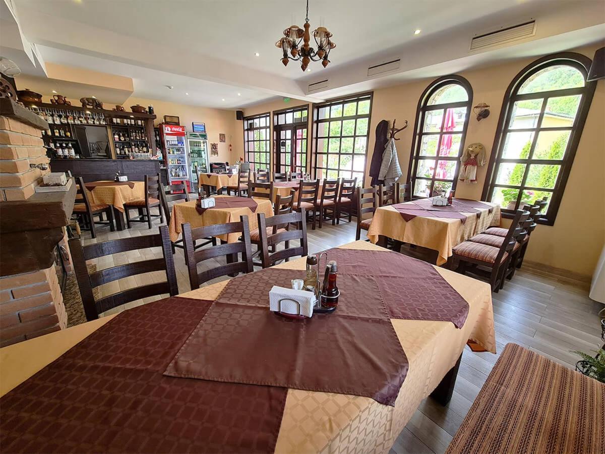 Family Hotel Chiflik Hills 外观 照片