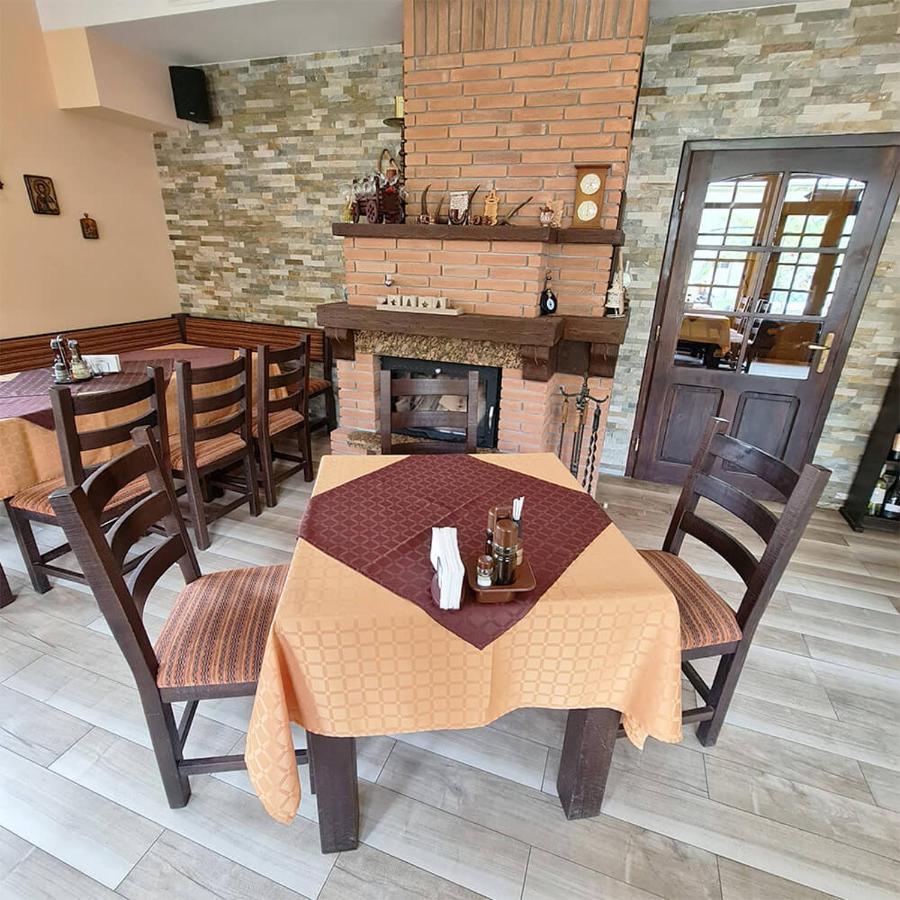 Family Hotel Chiflik Hills 外观 照片