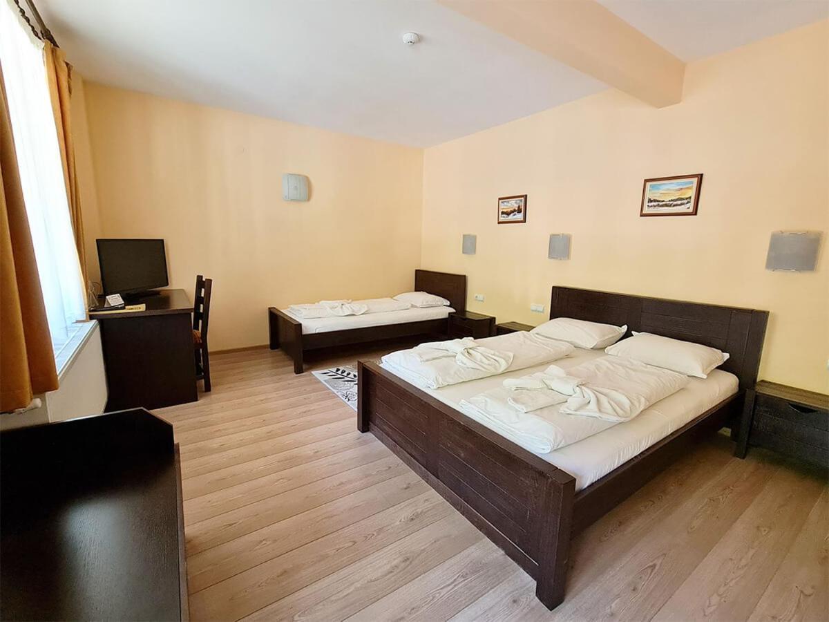 Family Hotel Chiflik Hills 外观 照片