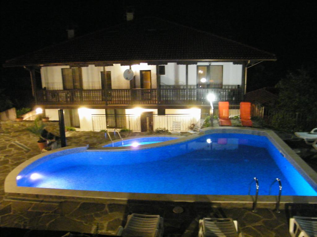 Family Hotel Chiflik Hills 外观 照片