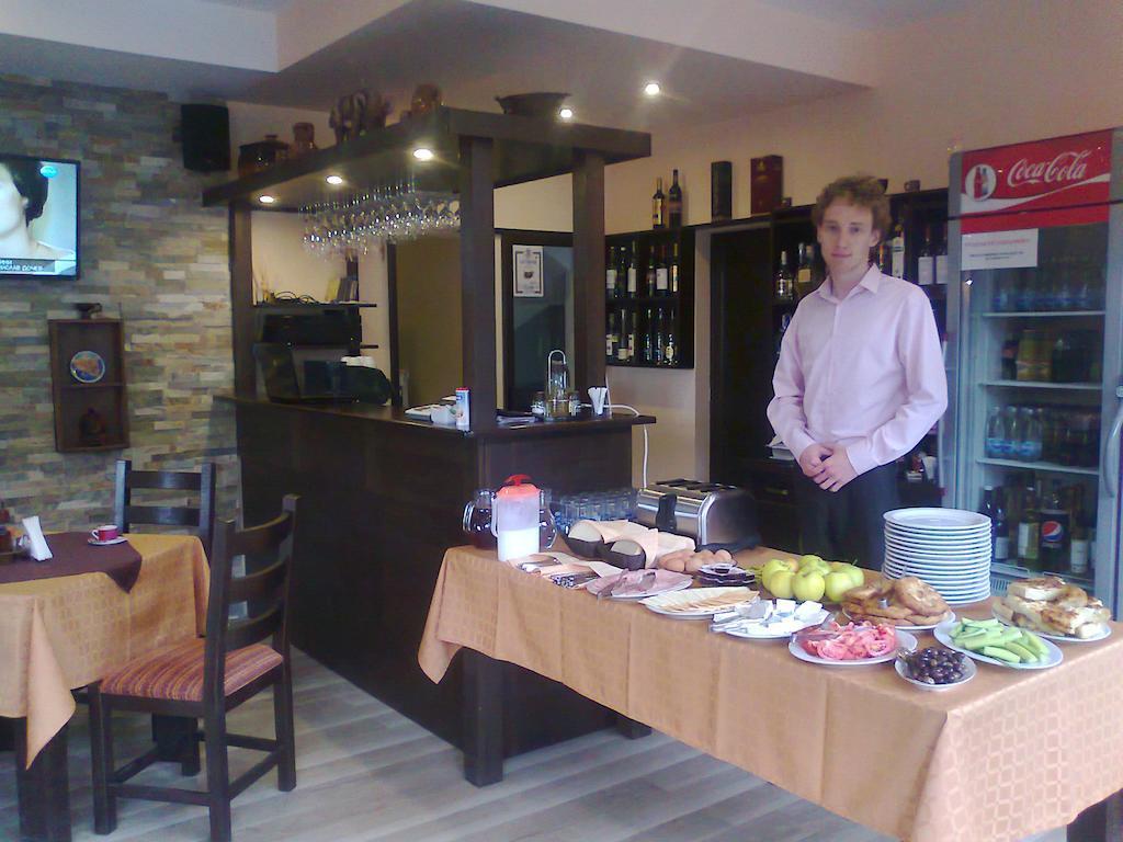Family Hotel Chiflik Hills 外观 照片