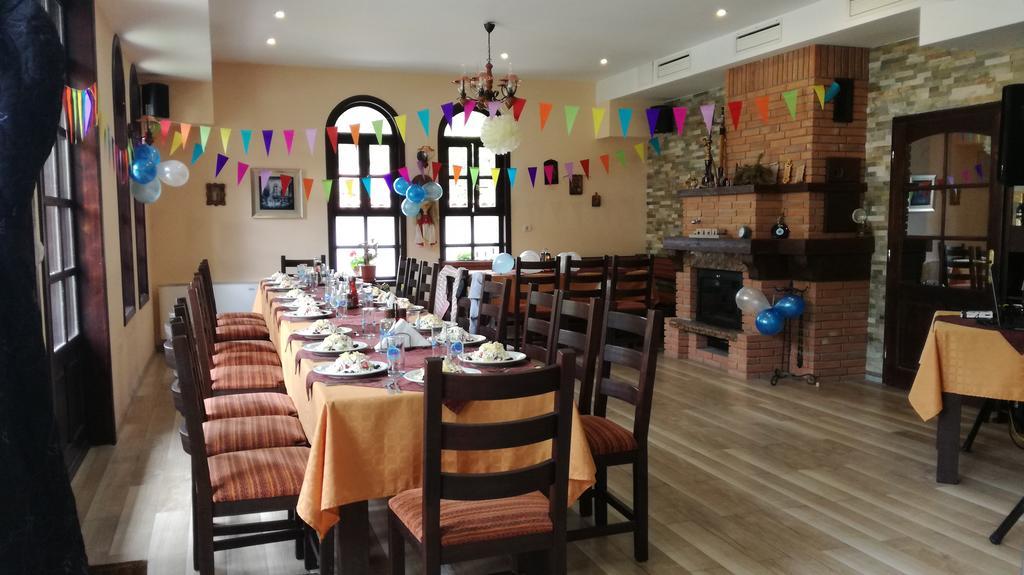 Family Hotel Chiflik Hills 外观 照片