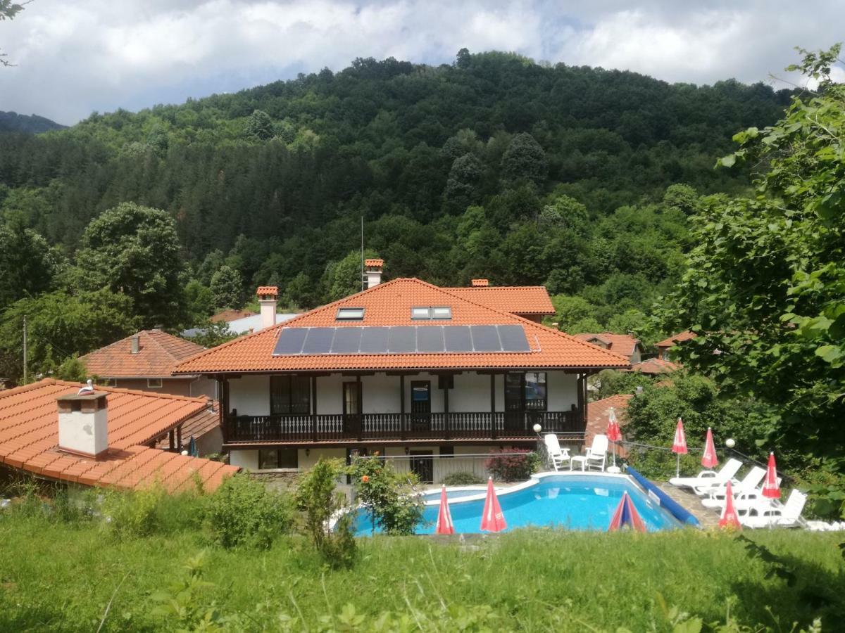 Family Hotel Chiflik Hills 外观 照片